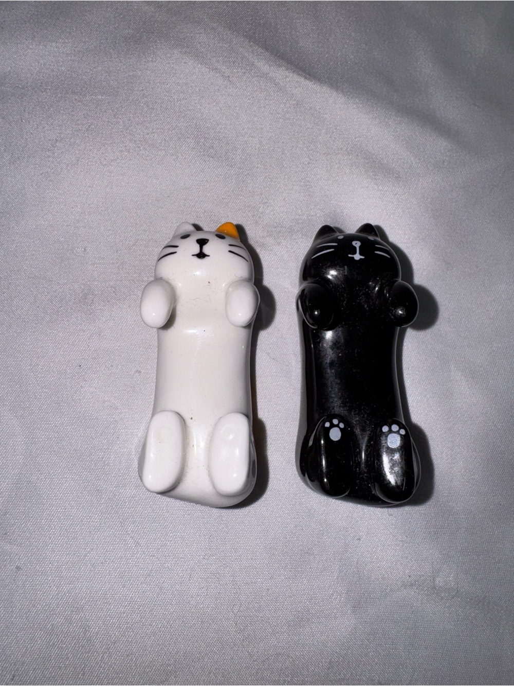 Playful Cat Chopstick Rests Set - White & Black